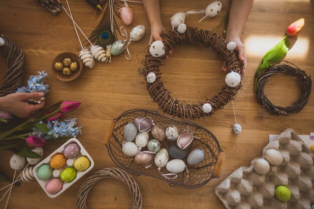 Hacer corona de Pascua casera de vides decoradas con huevos