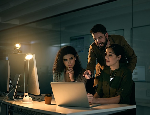 Hacer las cosas sin importar la hora Captura recortada de colegas que trabajan hasta tarde