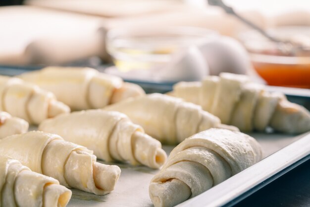 Hacer croissant en mesa de madera