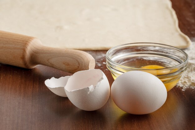 Hacer croissant en utensilios de cocina de madera