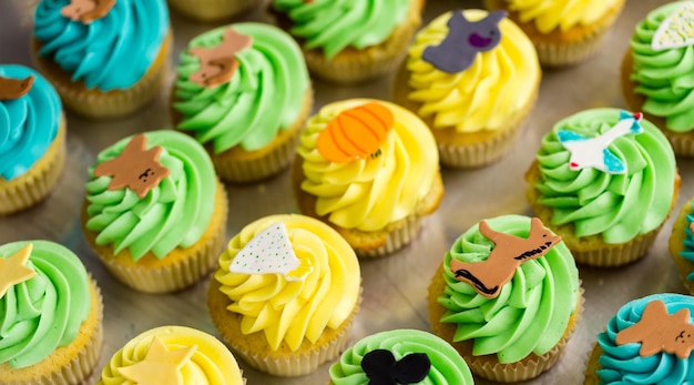 Hacer cupcakes multicolores para la fiesta de cumpleaños de los niños.