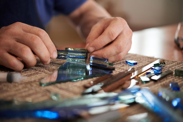 Foto hacer una decoración con piezas de vidrio