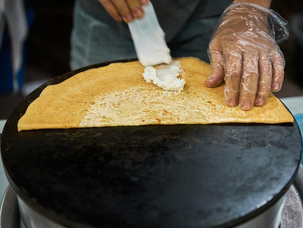 Hacer deliciosos crepes a la parrilla con frutas y chocolate