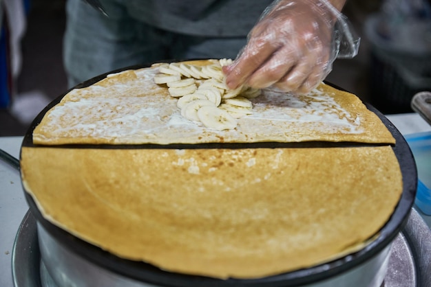 Hacer deliciosos crepes a la parrilla con frutas y chocolate