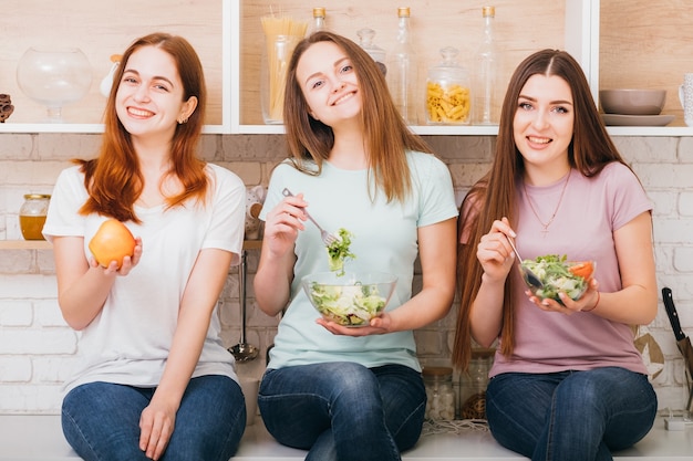 Hacer dieta juntos. Nutrición orgánica. Comida para estar en forma. Elección. Mujeres jóvenes sonrientes con comidas equilibradas.