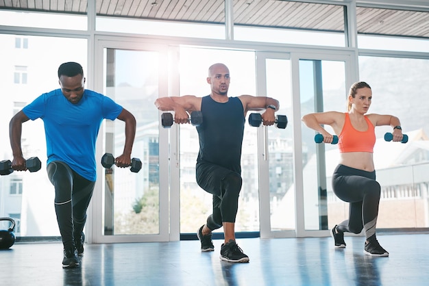 Hacer ejercicio con otros hace que sea más fácil mantenerse motivado Fotografía de personas haciendo ejercicio en el gimnasio