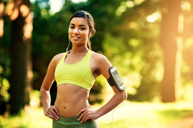 Hacer ejercicio solo puede hacerte más feliz Foto de una joven deportista al aire libre