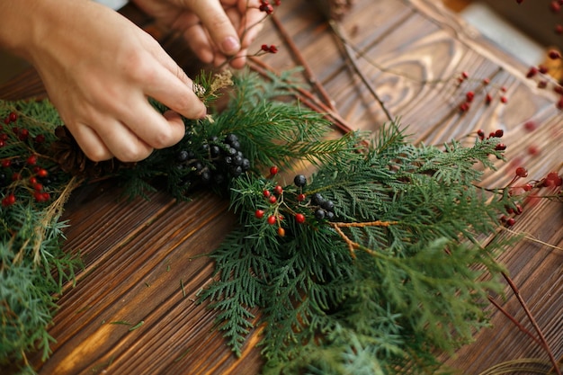 Hacer una elegante corona de Navidad rústica con decoraciones naturales.