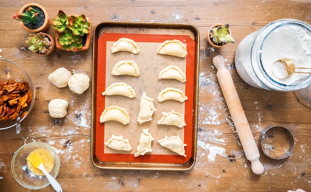 Hacer empanadas de pollo caseras.