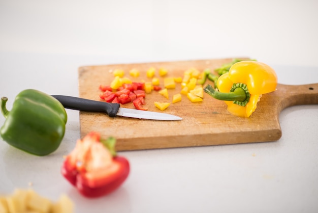 Hacer ensalada para el almuerzo en la cocina moderna