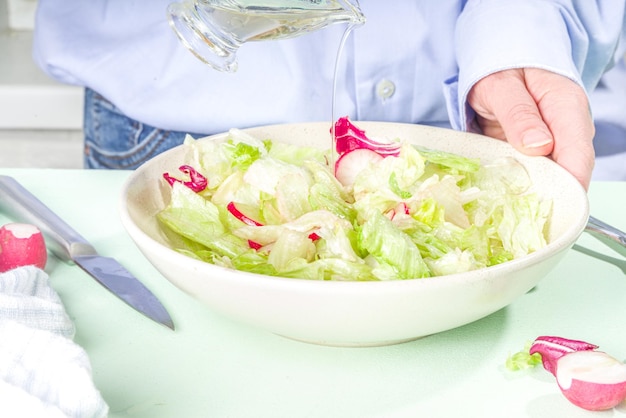 Hacer ensalada de verduras de primavera