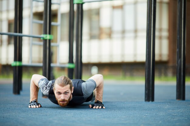 Hacer flexiones bajas al aire libre