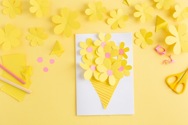 Foto hacer flores simples de papel amarillo con niños foto de alta calidad