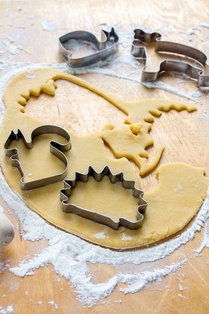 Hacer galletas caseras en varias formas.