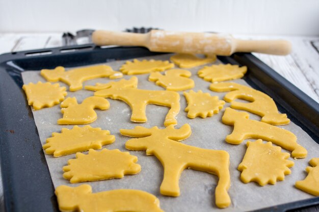 Hacer galletas caseras en varias formas.