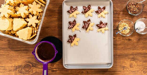 Hacer galletas en forma de estrella con chocolate y papas fritas de menta