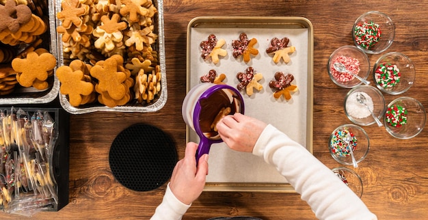 Hacer galletas en forma de estrella con chocolate y papas fritas de menta