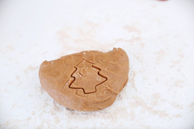 Hacer galletas de jengibre de árbol de Navidad