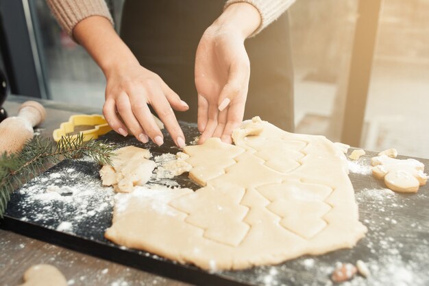 Hacer galletas de jengibre de árbol de Navidad