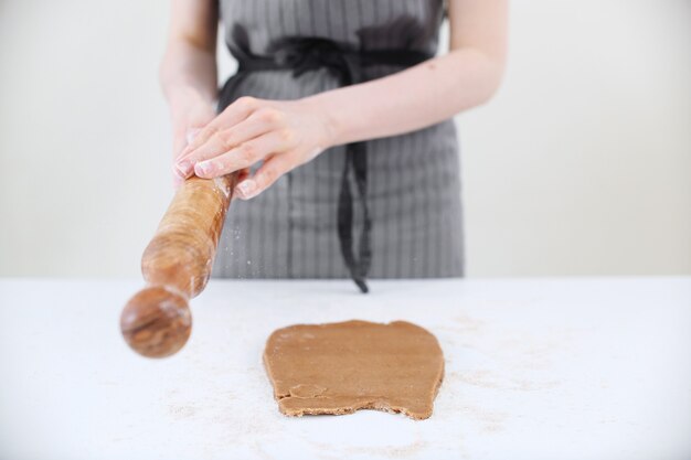 Foto hacer galletas de jengibre navideñas