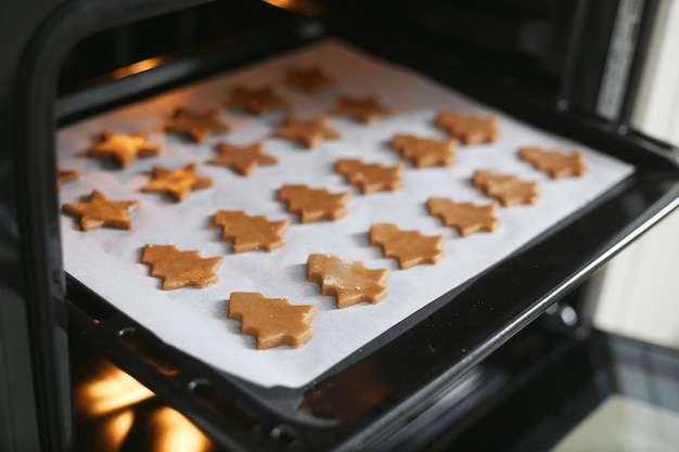 Hacer galletas de jengibre navideñas