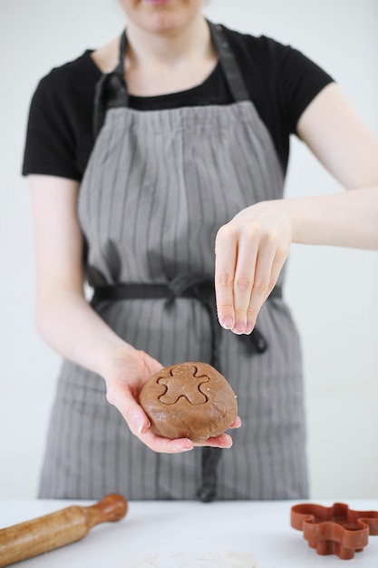 Hacer galletas de jengibre navideñas