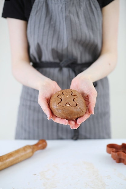 Hacer galletas de jengibre navideñas