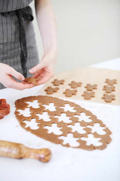 Hacer galletas de jengibre navideñas