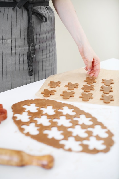 Foto hacer galletas de jengibre navideñas