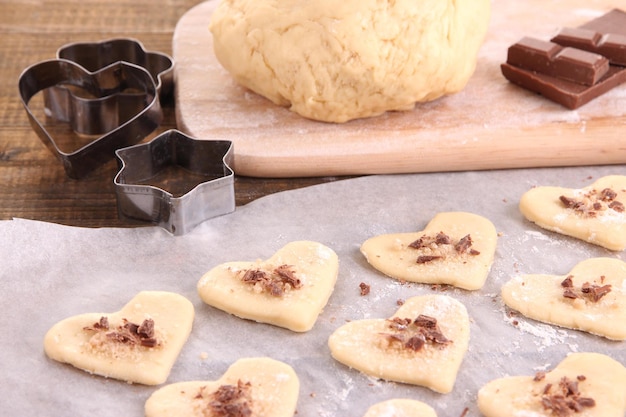 Hacer galletas en la mesa de cerca