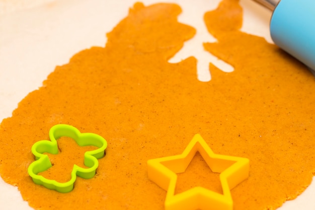 Hacer galletas navideñas caseras en varias formas.