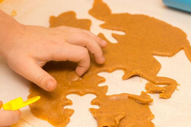 Hacer galletas navideñas caseras en varias formas.