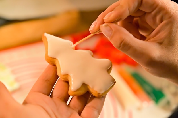 Hacer galletas navideñas galletas hechas a mano pan de jengibre