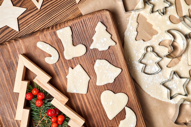 Foto hacer galletas navideñas de pan de jengibre usando el formulario para cocinar