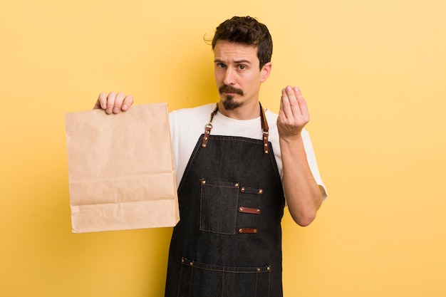 Hacer un gesto de capice o dinero diciéndole que pague el concepto de entrega de comida rápida