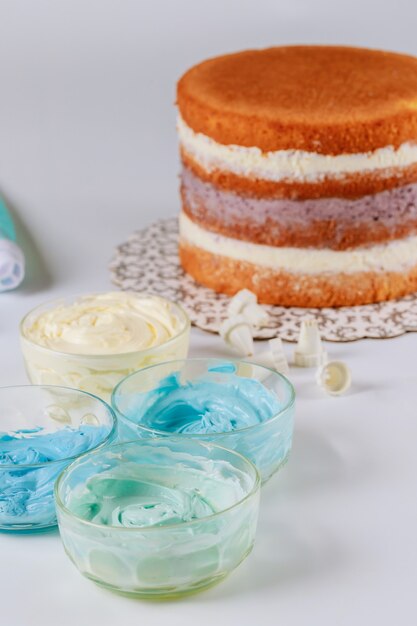 Hacer glaseado azul y blanco para la decoración de pasteles de fiesta.