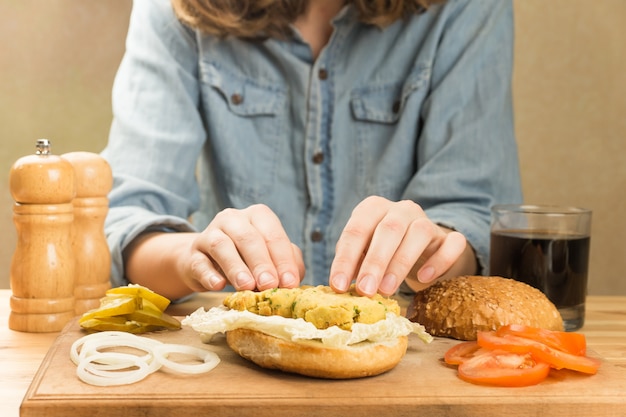 Foto hacer hamburguesa vegana