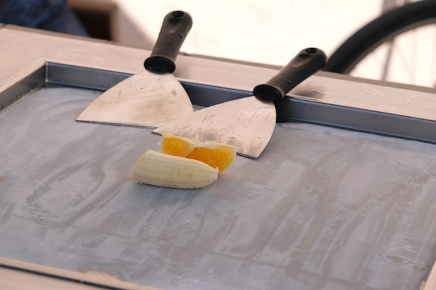 Hacer helado tailandés de plátano y naranja al aire libre