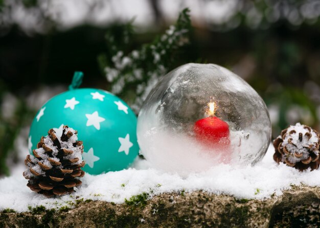 Foto hacer linternas de globo de hielo con globos de látex y agua en un día helado de invierno