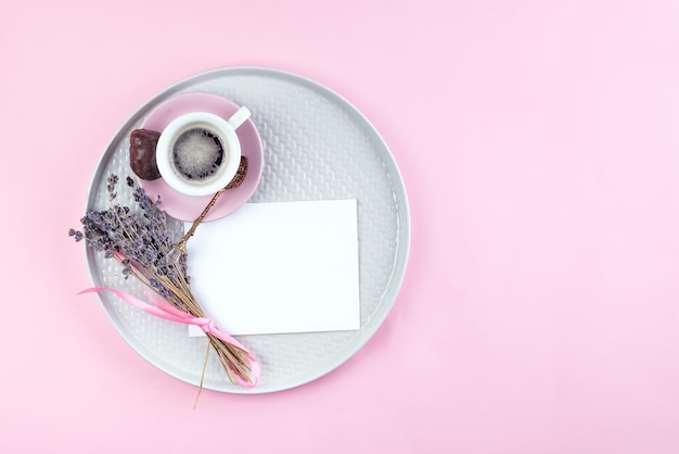 Para hacer Listar el texto en una nota de papel con una taza de café, pluma y lavanda seca en un plato