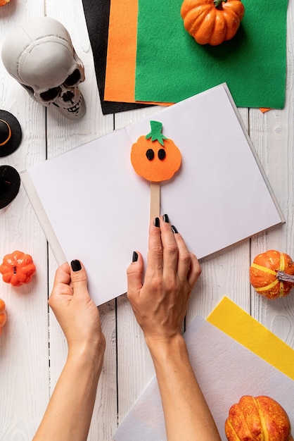 Foto hacer manualidades con marcadores de calabaza de halloween