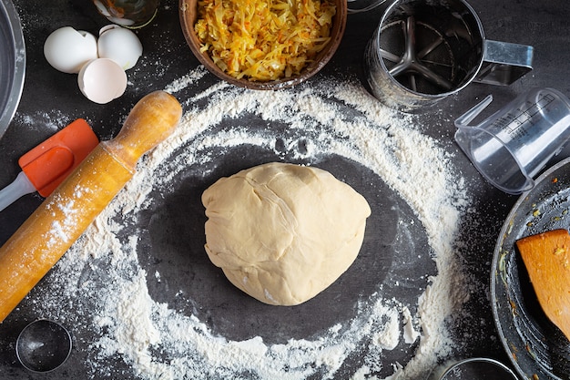 Hacer masa casera de pizza, pierogi. Preparación de masa para cocinar