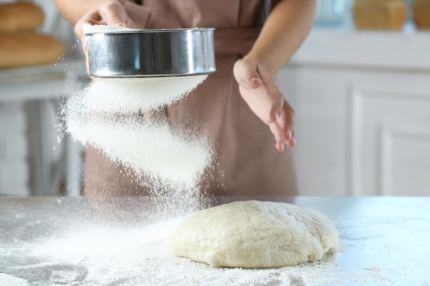 Hacer masa por manos femeninas en panadería