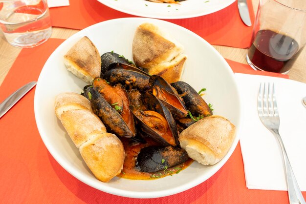 Foto hacer unos mejillones al vapor es muy sencillo pero existen pequeños trucos para acertar y darles un toque aromático especial a tu gusto