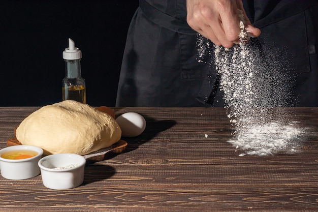 Hacer pan casero. Instrucción paso a paso. El cocinero da forma a la masa