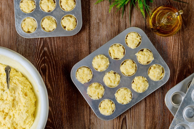 Hacer pan de queso llamado chipa. Masa cruda en una bandeja para hornear.