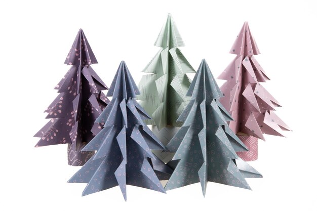 Hacer papel árbol de Navidad hecho a mano en concepto de bricolaje Tarjeta de felicitación de decoración de Navidad de árbol de pino