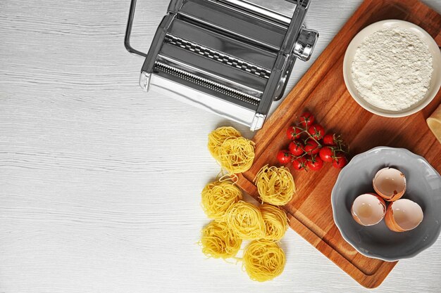 Foto hacer pasta en casa composición en la mesa de la cocina