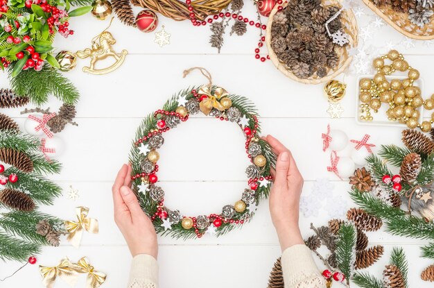 Hacer una pequeña corona de Navidad paso a paso, paso 16: una corona confeccionada para la decoración del hogar
