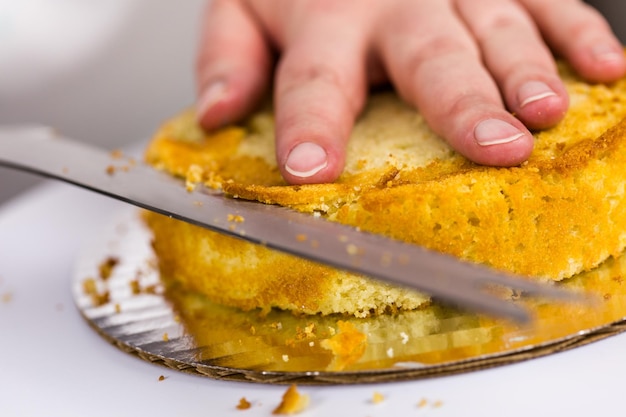 Hacer un pequeño pastel de cumpleaños para el cumpleaños de un niño pequeño.